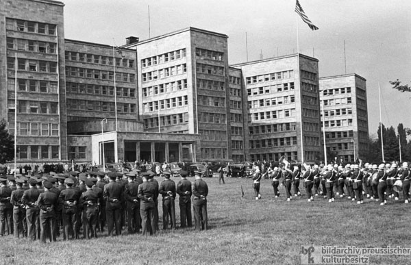Das Hauptquartier der amerikanischen Streitkräfte in Deutschland im ehemaligen I.G. Farben-Gebäude in Frankfurt am Main (1949)